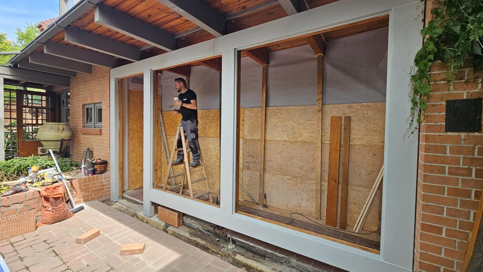 Holzriegelzubau mit dreiteiliger Glasfront vor dem Ziegelbestand der Katzenpension, Niederösterreich